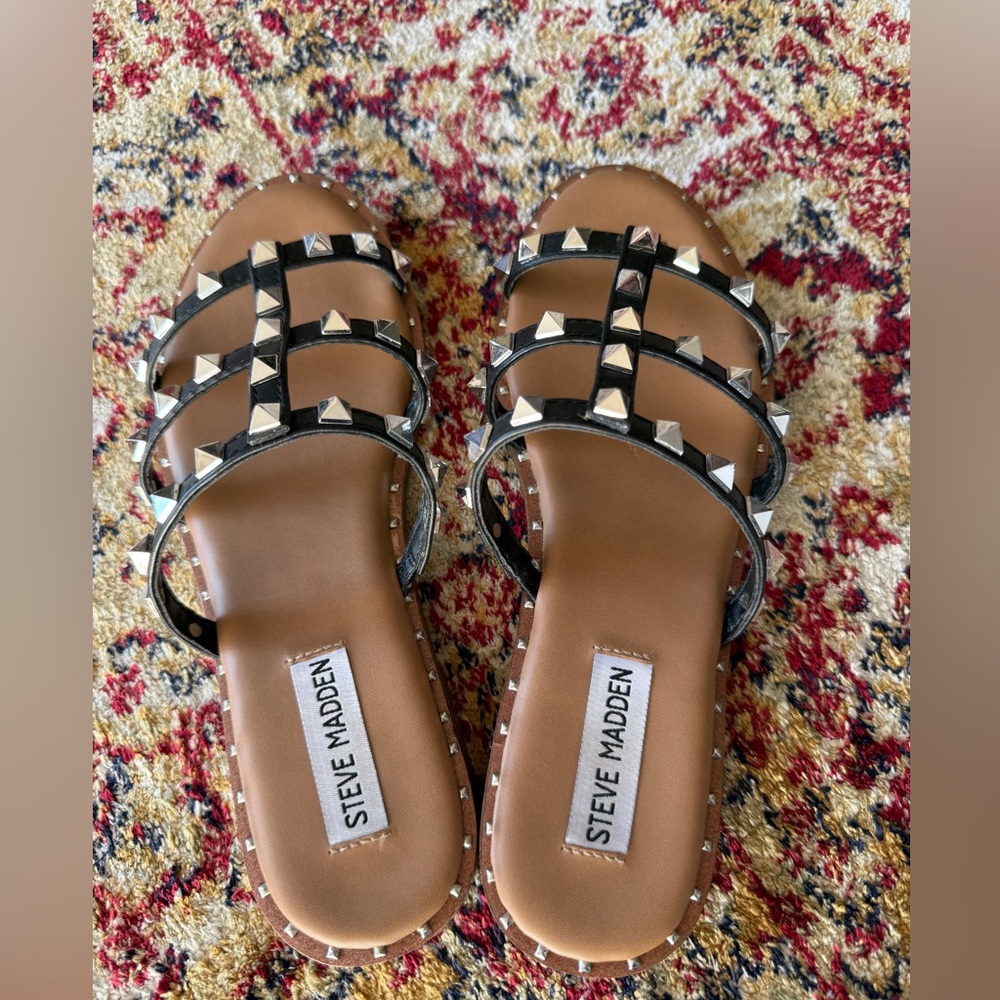 Steve Madden Studded Black Flat Sandals Size 7 Rockstud Style